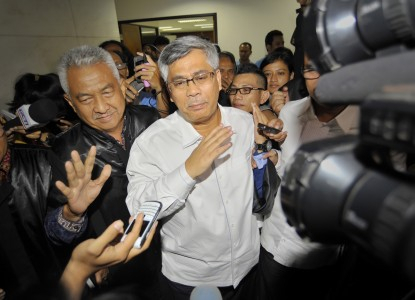 Istri Akil Mochtar Kunjungi Suami Setelah Sidang Vonis