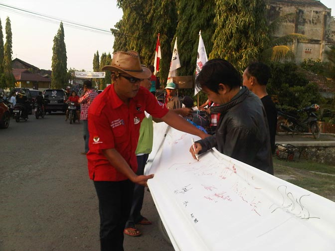 Warga Muara Enim Galang Tanda Tangan Dukungan untuk Jokowi-JK