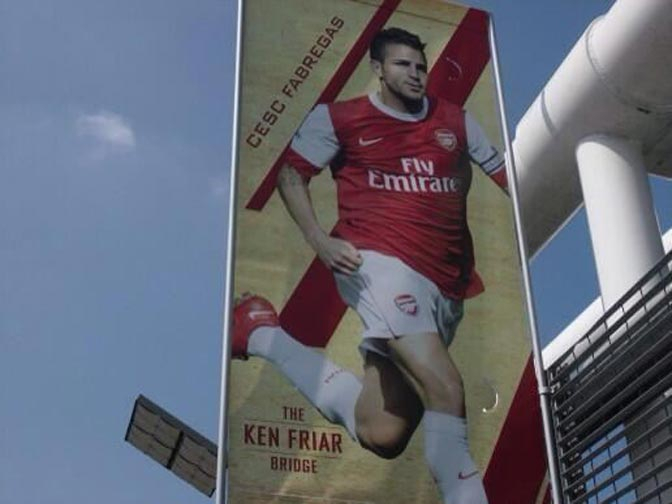 Arsenal Turunkan Spanduk Fabregas di Luar Stadion Emirates