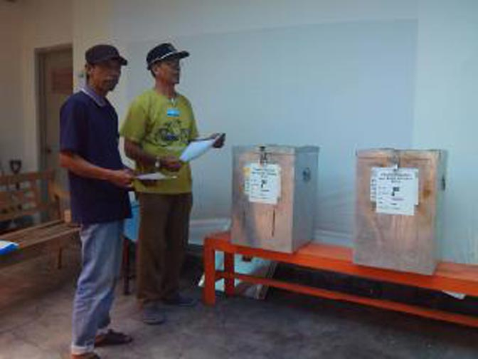 Wapres Boediono nyoblos di TPS 102