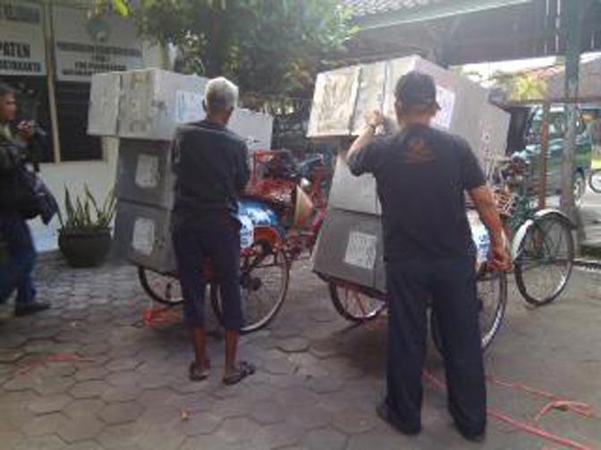 Di Kota Yogya, Becak Dipakai Antarkan Kotak Suara