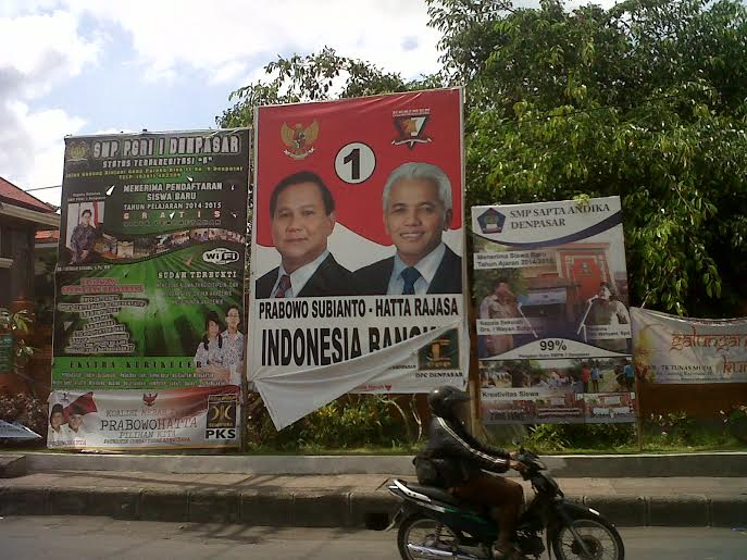 H-1 Pencoblosan, Spanduk Kampanye Masih Marak di Denpasar
