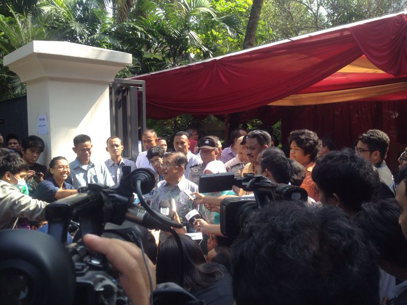Celupkan Jempol Kanan, JK: Survei Bilang, yang Menang Jokowi-JK