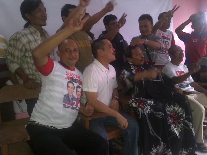 Jokowi Menang, Relawan Gunduli Kepala