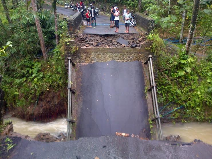 Tergerus Banjir, Jembatan Antar-kecamatan di Trenggalek Putus