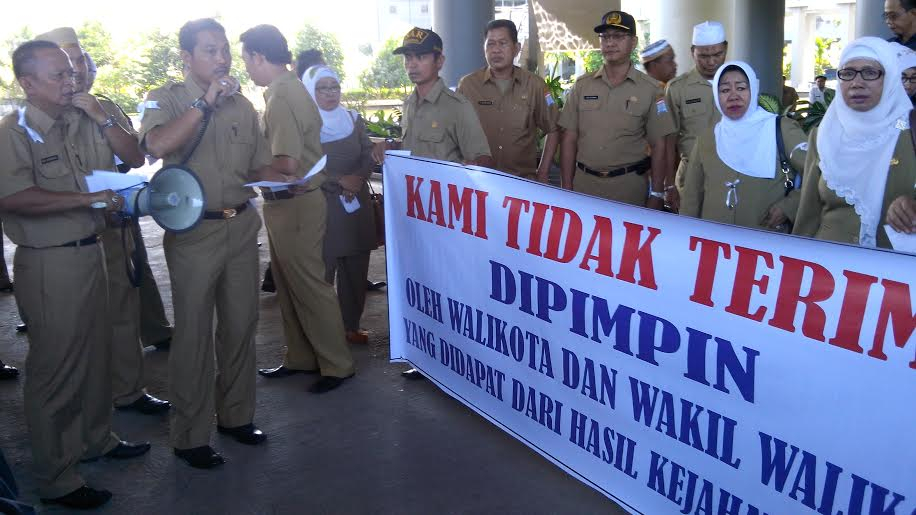 PNS Pemkot Palembang Desak  Pencopotan Wali Kota dan Wakilnya
