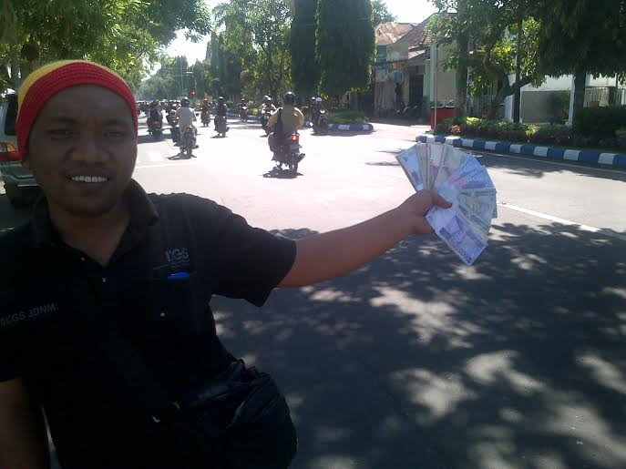 Penjual Jasa Penukaran Uang Bisa Raup Rp1 Juta per Hari