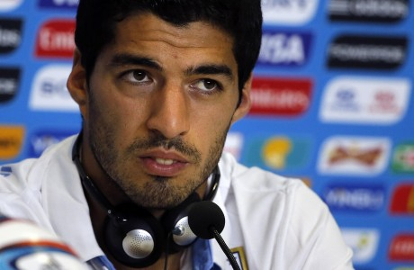 Cruyff Kritik Pembelian Luis Suarez