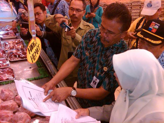 Pemerintah Sidak Swalayan, Temukan Daging Ayam dan Sapi Busuk
