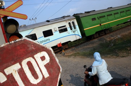 121 Lintasan Kereta Api di Jabar Tak Berpalang