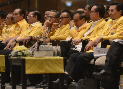 Melawan, Bakrie Akan Tetap Terjungkal dari Golkar