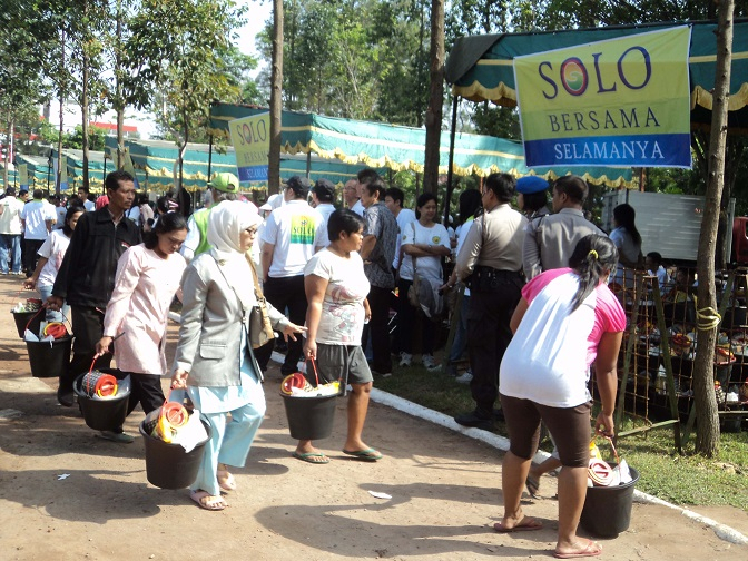 Komunitas Lintas Agama di Surakarta Bagikan Sembako Lebaran