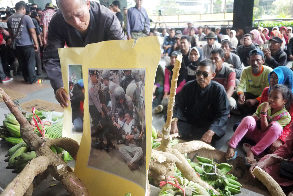 Petani Karawang Bingung Bupatinya Ditangkap KPK
