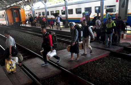 Ratusan Brimob Berjaga di Jalur Kereta Api Jawa Barat