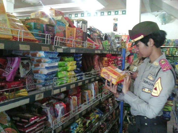 Aparat di Kudus Ancam Pidanakan Penjual Makanan Kedaluwarsa
