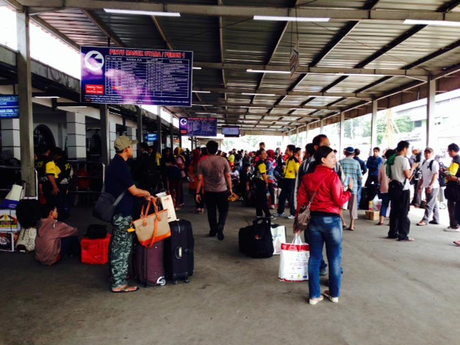 Stasiun Senen Mulai Diserbu Pemudik