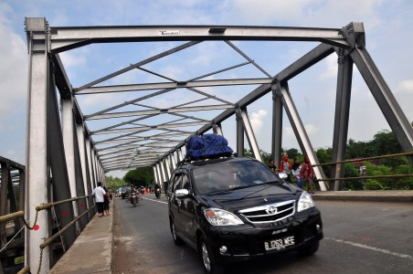 Ambruknya Jembatan Comal Tambah Biaya Distribusi Hampir 5 Persen
