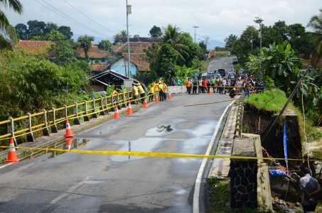 Jembatan Cibaruyan di Ciamis Ambruk