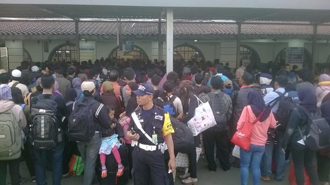 Sejak Pagi, Pemudik Penuhi Stasiun Senen