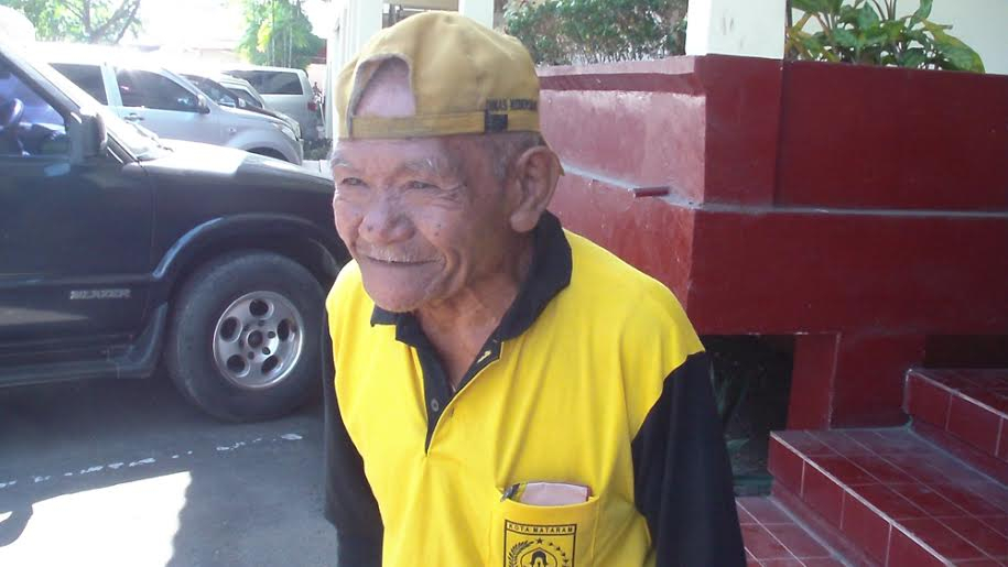 Kakek di Mataram Masih Jadi Petugas Kebersihan Demi Anak-Istri