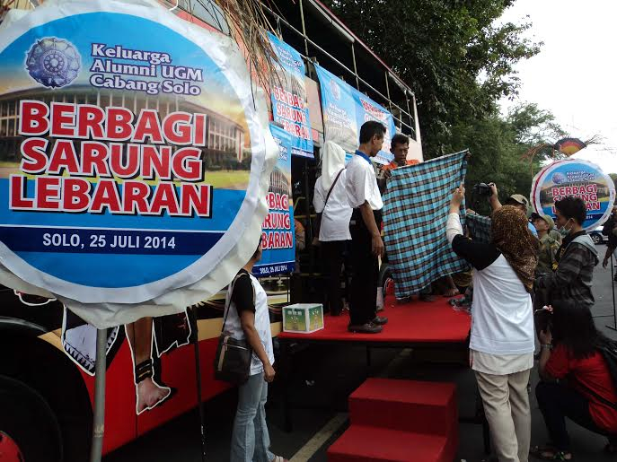 Tukang Becak di Solo Dapat Bingkisan Sarung dan Baju Batik
