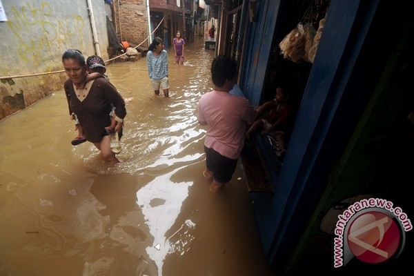 Yang Lain Siap-siap Lebaran, Warga Kampung Pulo Siaga Banjir