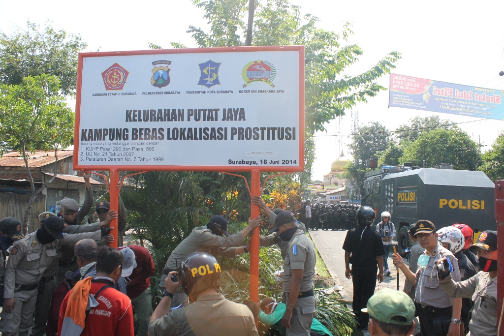Aparat Lempar Gas Air Mata di Lokalisasi Dolly