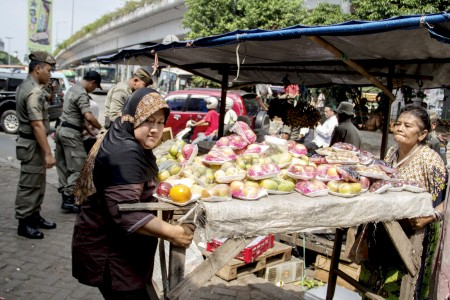 Satpol PP Pemerintah Jakarta Tertibkan PKL di 5 Wilayah