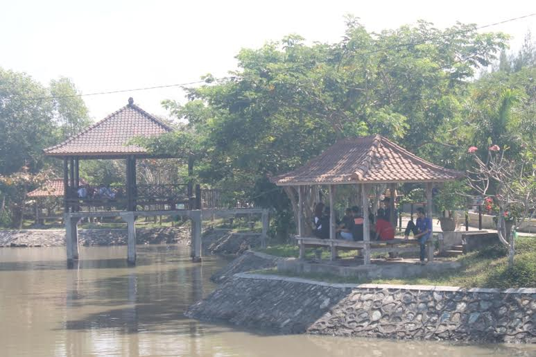 Libur Lebaran, Warga Lombok Padati Lokasi Wisata