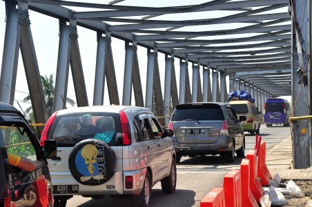 Jembatan Comal Dibuka Satu Arah, Kemacetan Sepanjang 3 Km