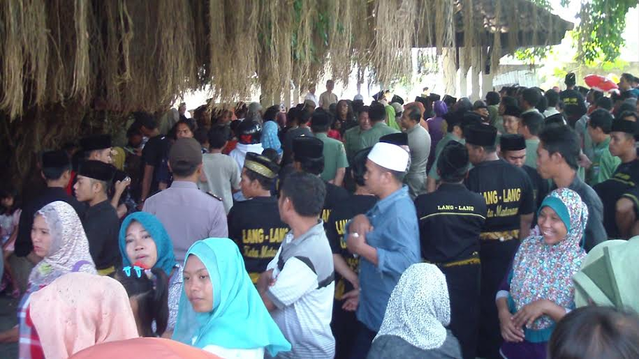 Ziarah Makam, Lebaran Ketupat dan Berkah untuk Warga
