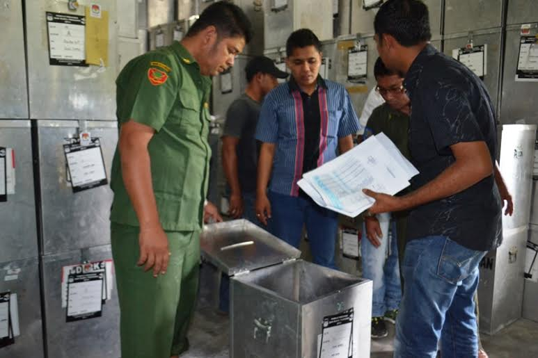 Sejumlah Pihak Saksikan Pembukaan Kotak Surat Suara di Bireuen