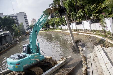 Proyek Beton Sungai Ciliwung Ancam Banjir Jakarta
