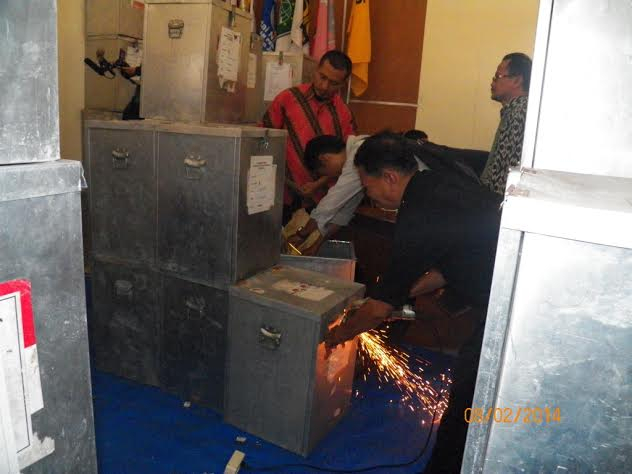 Gugatan Pilpres, KPUD Jombang dan Bondowoso Buka Kotak Suara
