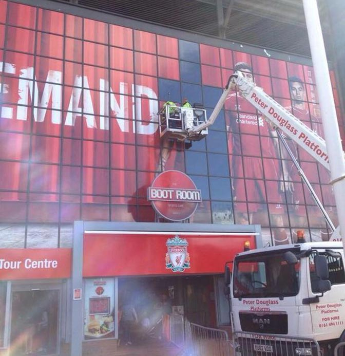Liverpool Turunkan Gambar Suarez