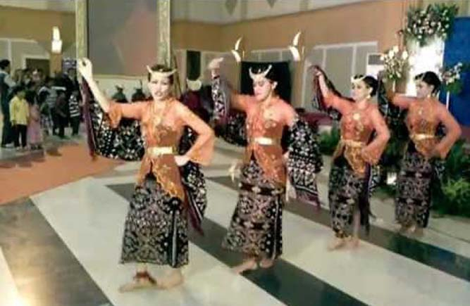 Tarian Foti di Jelang Peringatan Hari Kemerdekaan