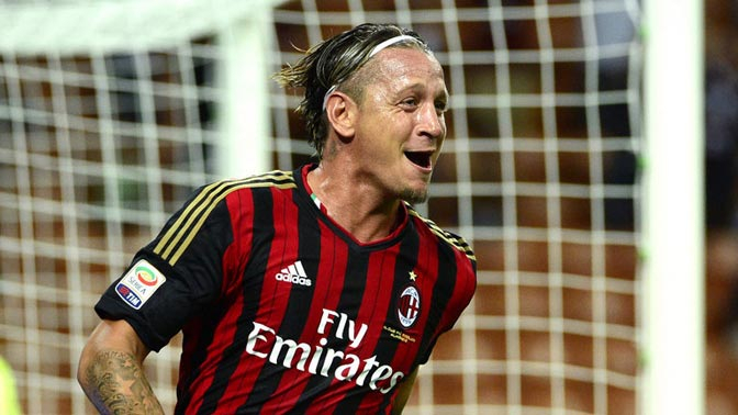 Gagal Dapat Benatia, United Dekati Mexes