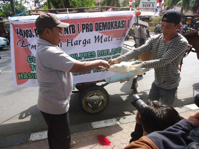 Pendukung Prabowo Usir Roh Jahat di Kantor KPU NTB