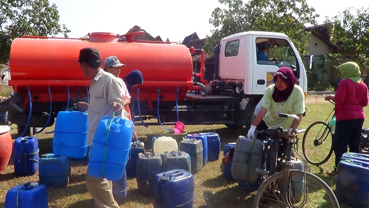 Pemkab Rembang Salurkan Air ke Desa yang Dilanda Kekeringan