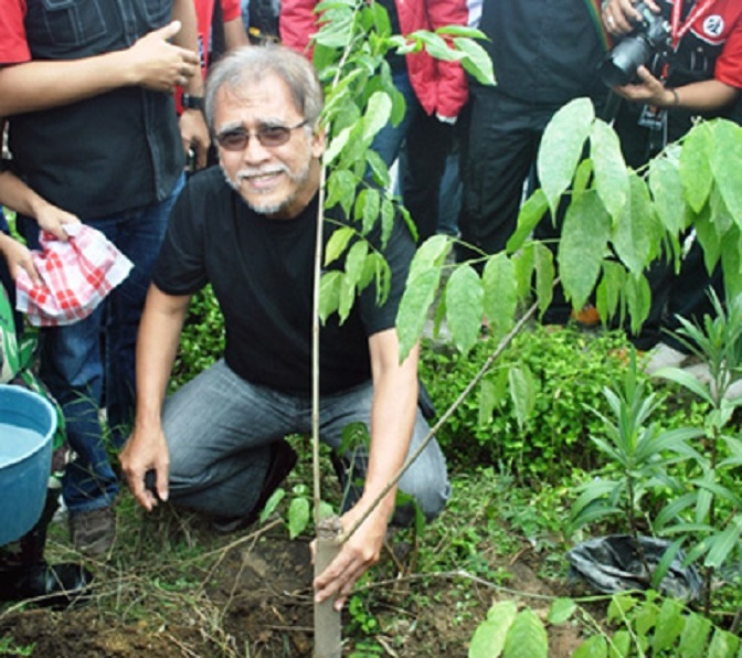 Iwan Fals Tanam Ribuan Pohon di Palu