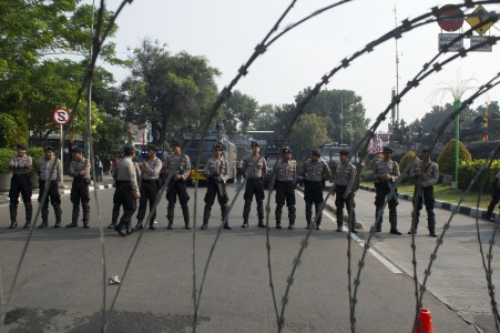 Dekati MK, Pendukung Prabowo Dorong Pagar Berduri