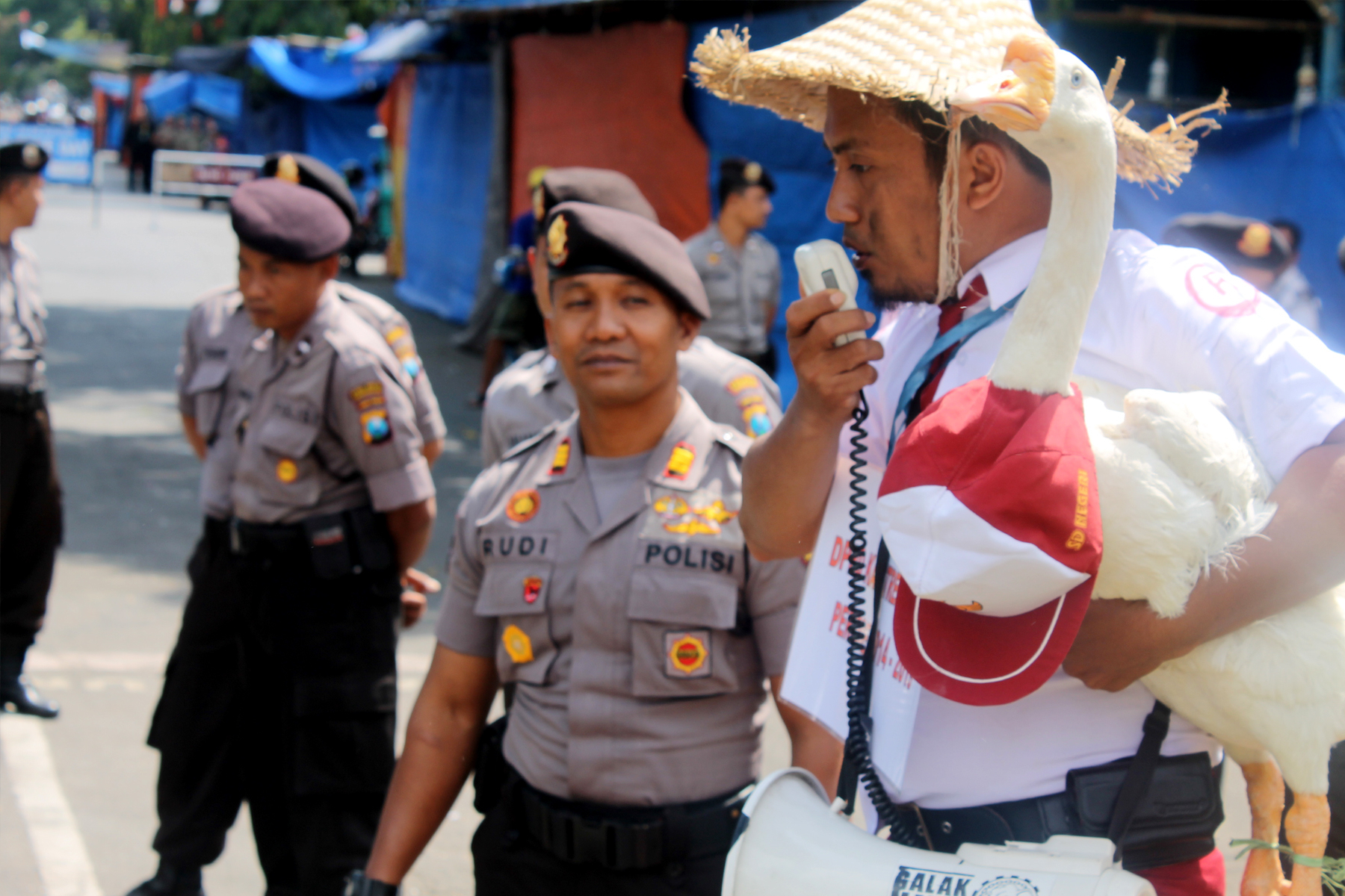 'Anak SD' Demo Pelantikan Anggota DPRD Trenggalek