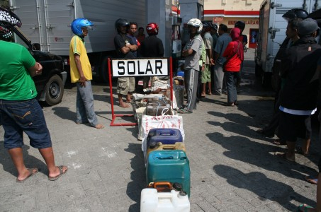 Banyak Antrean, Pertamina Normalkan Lagi Pasokan BBM Bersubsidi