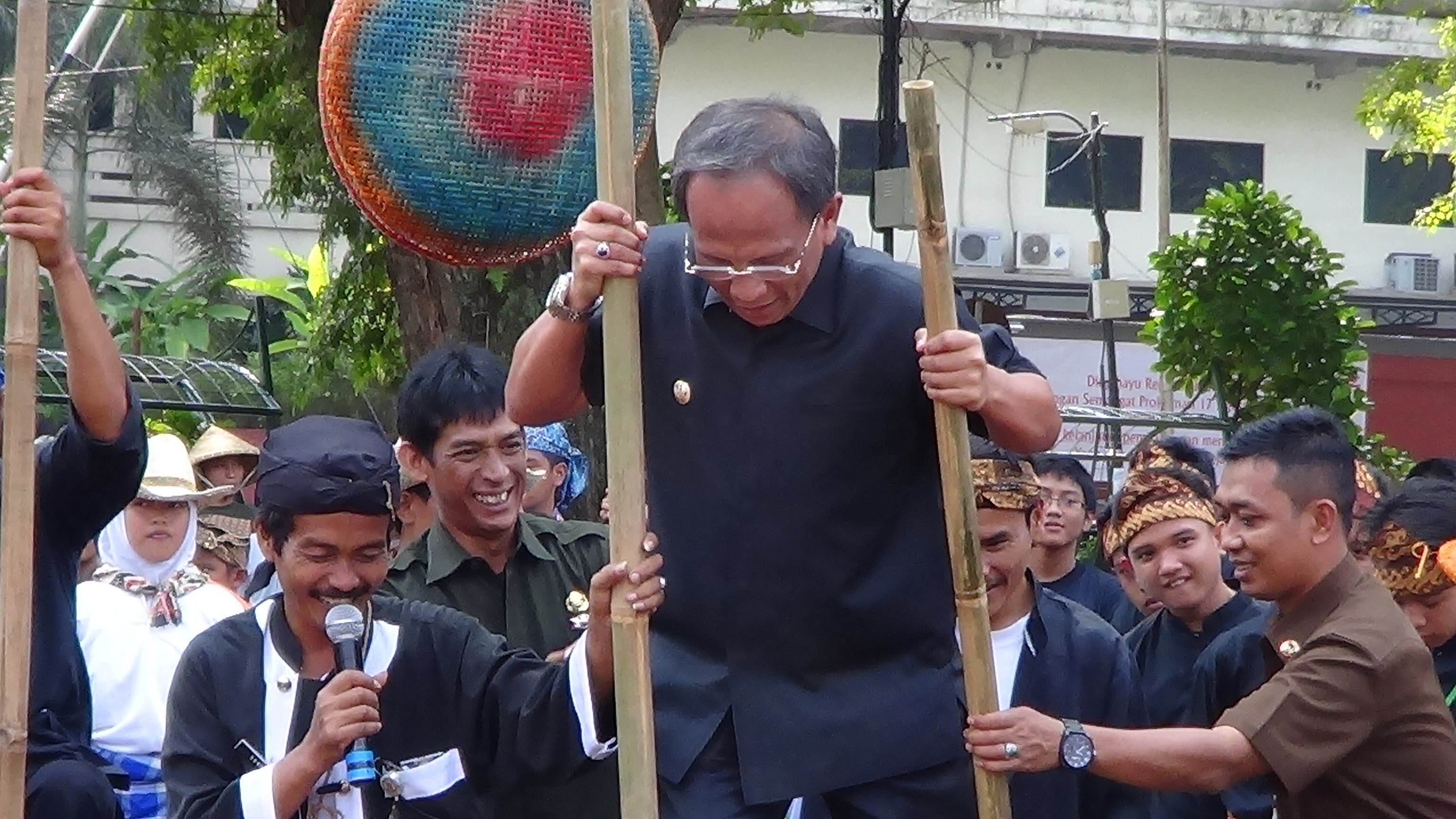 Melihat Serunya Permainan Tradisional Jawa Barat