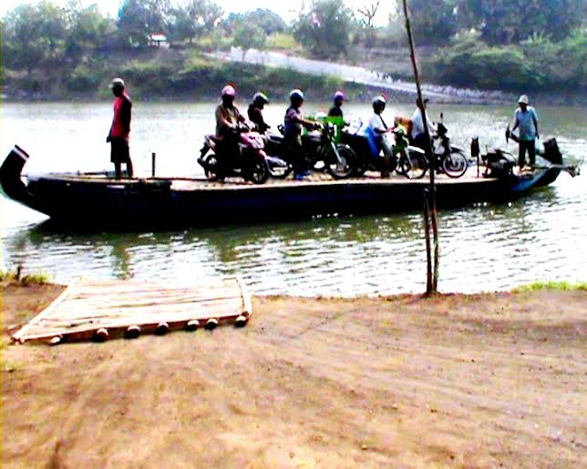 Penyeberangan di Sungai Brantas Terimbas Kelangkaan Solar