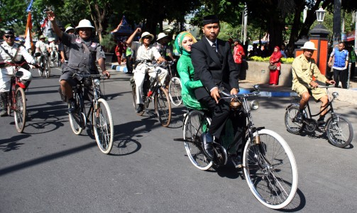 Pelantikan DPRD Jatim Diwarnai Aksi Demo