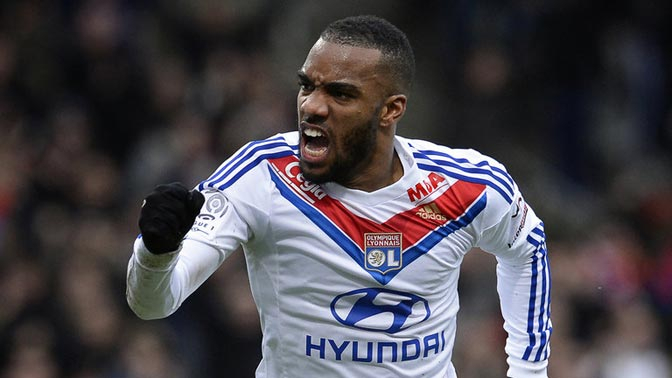 Lyon Pertahankan Lacazette