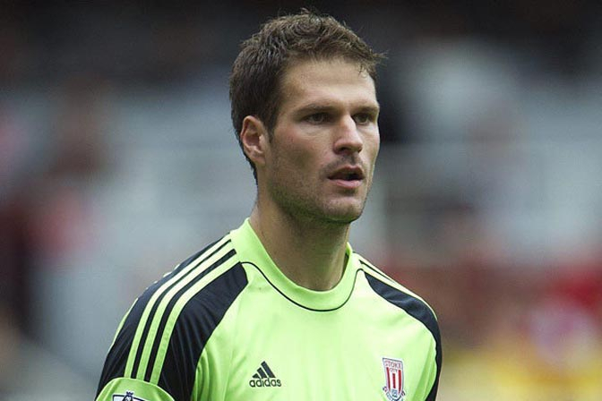 Aksi Penjaga Gawang Stoke City Masuk Rekor Guinness