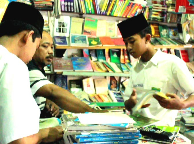 Pelajar di Jombang Berburu Buku Kurikulum Lama