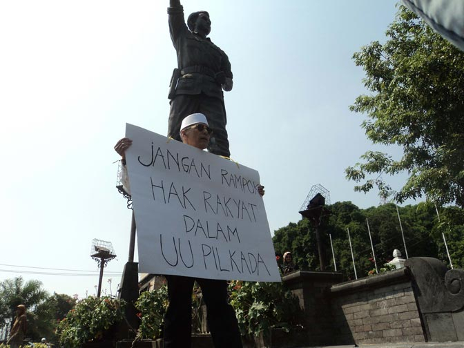 Sendirian, Warga Surakarta Ini Tolak RUU Pilkada